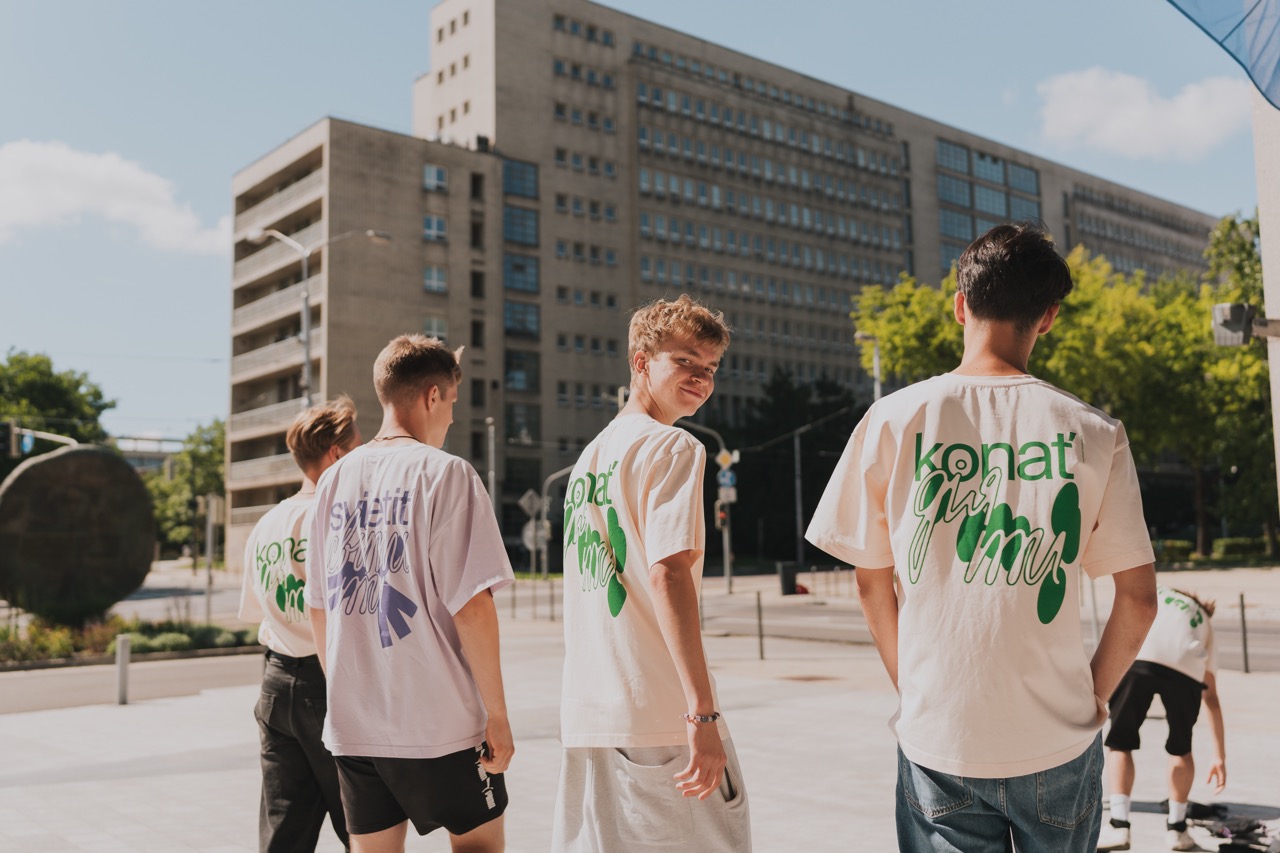 Студенти Come Study in Slovakia біля університету в Братиславі під час навчання у Словаччині